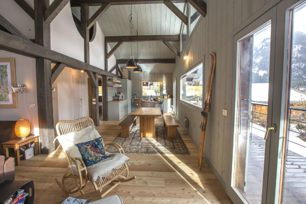 小木屋內的裝潢走傳統鄉村風，簡單卻富有質感。