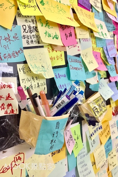 現場提供自助文具、便條紙，歡迎民眾留下對香港的支持。