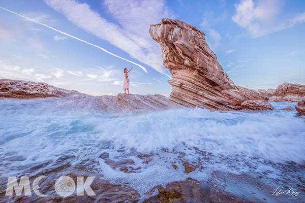 海岸邊的奇岩異石，拍起來奇幻滿分。 (圖／lilianwang_tw)