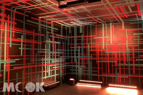 霓虹線條包覆空間，隨著燈光變化而有不同效果。(圖 ∕ 景點家張盈盈)