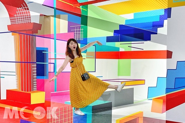 繽紛的彩色膠帶，讓整個背景夢幻起來。(圖 ∕ see2girls)