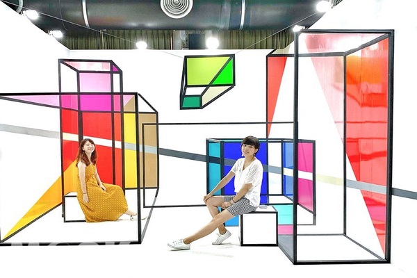 利用膠帶創造的奇幻空間，怎麼拍都好看！(圖 ∕ see2girls)