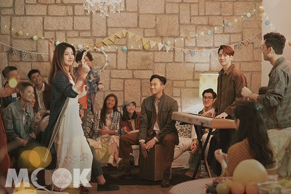 全新廣告以「心 團聚人」為主題，陳慧琳、張智霖及王嘉爾飾演一個樂團。