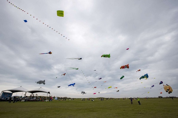 風箏節邀請海內外風箏好手同聚，讓百組風箏齊飛上天。