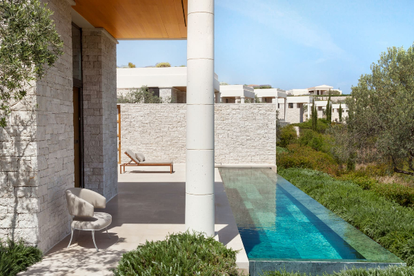 屋內還有設計私人無邊際泳池，能在自己的庭院享受地中海度假日常。