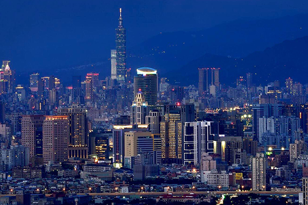 坐擁台北地區美麗的夜間景緻。  (圖／板橋凱撒大飯店)
