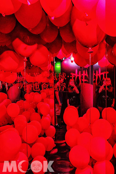 房間佈滿潘尼懷斯代表性的象徵紅色氣球。
