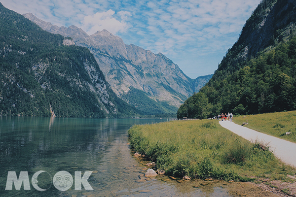 環湖步道設於湖畔，旅人能親自感受其澄澈的湖水。 (圖／murphybj4)