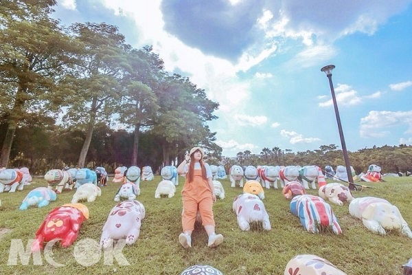 斗六人文公園的大草坪上出現72隻彩繪狗狗裝置藝術。（圖／eu_0420，以下同）