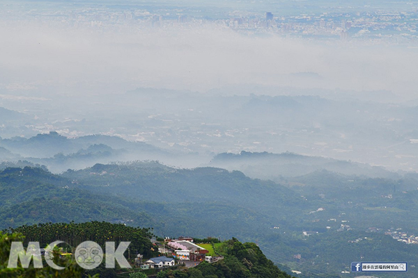 從166縣道上俯瞰霧氣瀰漫的嘉義市區。 (圖／漫步在雲端的阿里山)