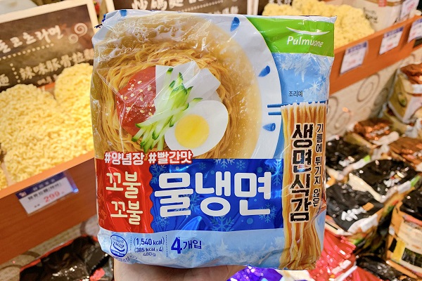 其中也販售韓式泡麵與燒酒等韓國辦手禮。