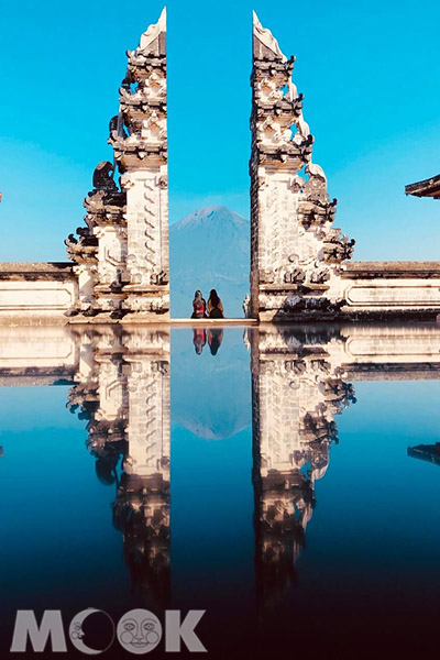 峇里島超美寺廟，能夠俯瞰深谷美景。(圖／KLOOK)