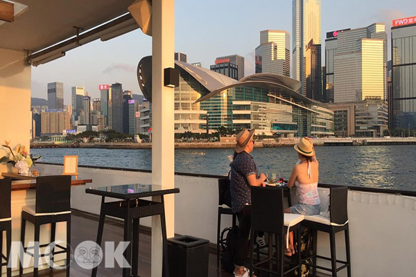 定制豪華FLOAT遊艇能享受美食搭配迷人的香港都市美景。(圖／KLOOK)