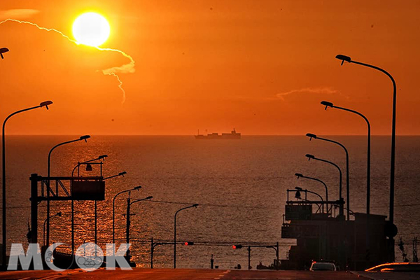 宛如開進海中公路大景！百萬級落日海景美到哭