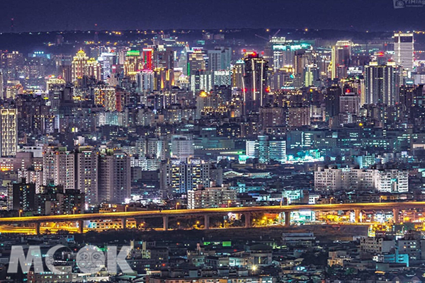 朝陽後山有著不輸望高寮超級視野的夜景。