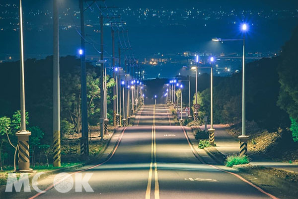 藍色公路夜景，寶藍色街燈向著燈海道路延伸。 (圖／bb211019)