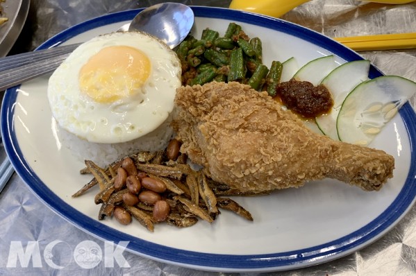 除了椰味香濃外,椰漿飯的雞腿也是香酥又美味。