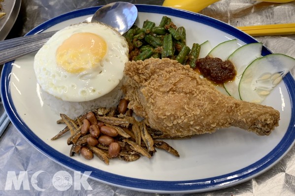 除了椰味香濃外，椰漿飯的雞腿也是香酥又美味。