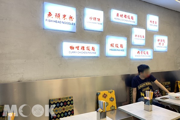 白色底紅字的招牌設計,馬來西亞街頭感十足。