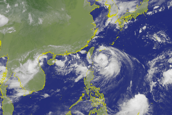劍魚颱風轉為熱帶性低氣壓，玲玲颱風挾帶充沛雨量往北北東前進。 (圖／中央氣象局，以下同)
