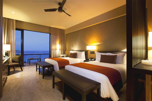 酒店的客房也能欣賞夢幻海景，享受被大海叫醒的早晨。