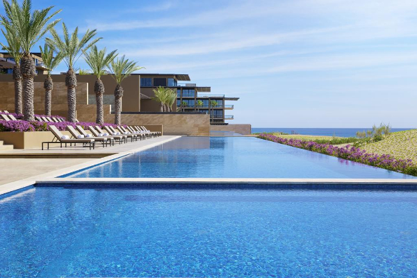 酒店內泳池一角，不管是想享受陽光還是大海都唾手可得。