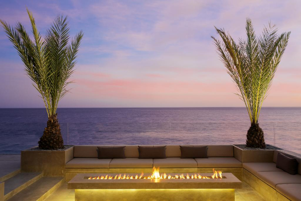 夕陽餘暉和旅伴在戶外沙龍享受微涼海風，整個太犯規。