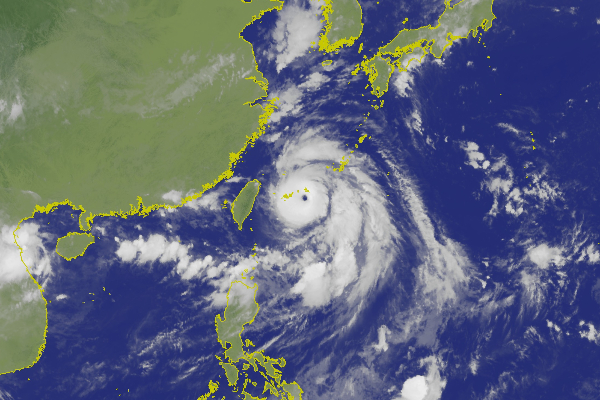 玲玲颱風增強為中颱，路徑持續北上。 (圖／中央氣象局，以下同)