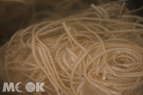 麵條須臾滾水中烹煮5至6分鐘。  (圖／景點家廖維仁)