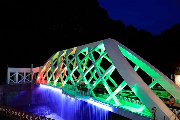 中秋節覽勝大橋舉辦光雕水幕表演活動。