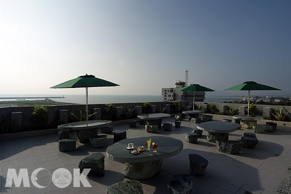 花蓮海悅酒店讓旅人可以在海邊欣賞月景。