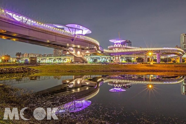 夜間辰光橋倒映於河面，浪漫迷人。 (圖／shengkai_travel)