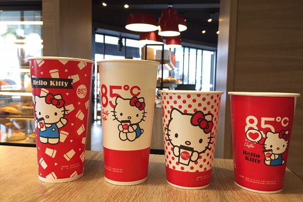 85度C與Hello Kitty聯名推超萌飲料杯。（圖／85度C）