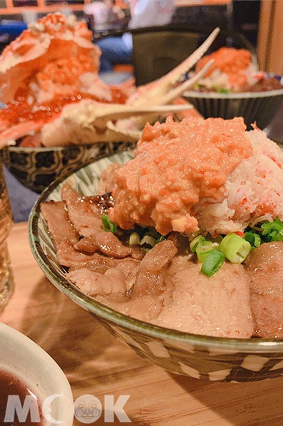 松葉蟹燒肉丼美味澎湃！也是手機先食。