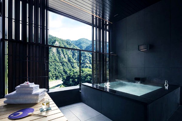 客房內的溫泉浴池，能一邊泡澡一邊享受自然景緻。 (圖／Hoshinoya虹夕諾雅)