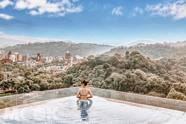 萬麗酒店頂樓坐擁美麗山林美景的夢幻無邊際泳池。 (圖／duffy_lifediary)