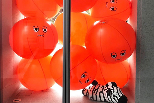 旁邊的櫥窗裡橘色小球和小Z。(圖／alittle_monsters)