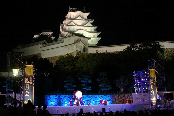 日本賞月吃「月見宴」，而9月13日的「姫路城観月会」是日本有名的中秋活動，有傳統及石見神楽演出，現場也販售弁当及お月見団子，可以邊吃邊賞月。（圖／姫路城 観月会）