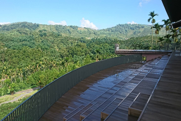 隱藏山林質感咖啡館！夢幻莊園坐擁絕美大景