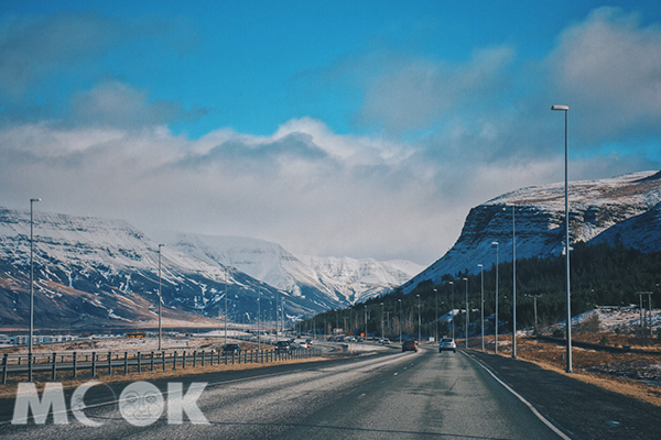 在冰島連開車都是種奢侈，有遠方的大山美景作陪實在太幸福了。