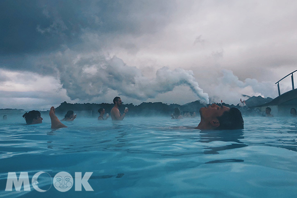 聞名於世的藍湖溫泉，是走訪冰島必去的景點之一。