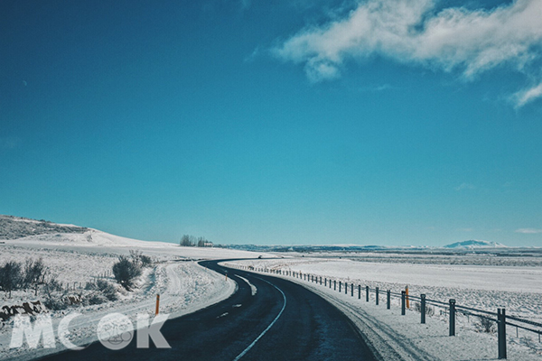 在冰島公路行駛，一個彎道過後又是另一種風景。