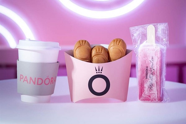現場特別販售Pandora雞蛋糕、漸層粉紅冰棒及手調咖啡等飲品。