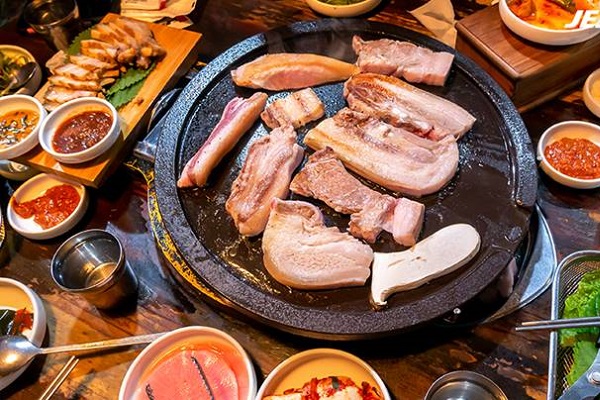 秋季出發濟州島必品美食黑豬肉燒烤。