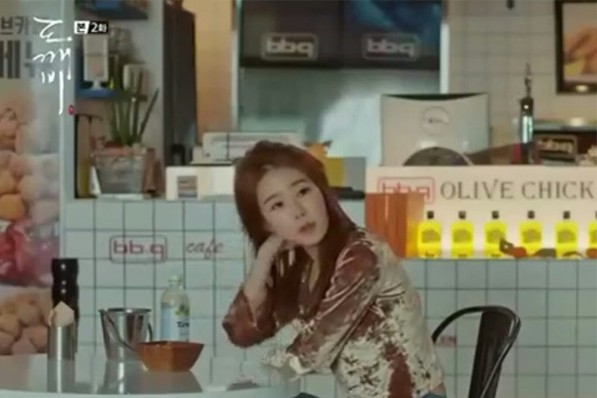 鬼怪中的劉寅娜飾演炸雞店的老闆娘Sunny，而這家炸雞店正是bb.q CHICKEN的分店。