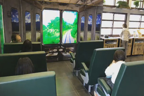 車埕鐵道小學堂「實境車廂」讓沒時間搭完全程的旅客，也能感受集集支線的好風光。（圖／台鐵)