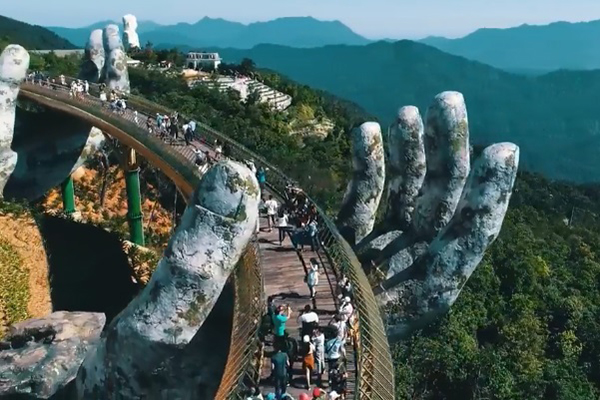 年底開通台北峴港直飛航線，位在越南中部的峴港，著名景點包括去年新開幕、國際爆紅的「巨手托橋」。
