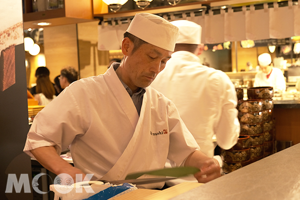 日本師傅非常專注在壽司製作上。 (圖／景點家廖維仁)