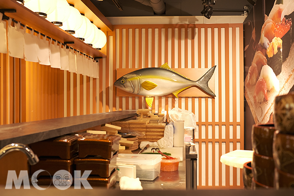 店內牆上還掛有可愛的鰤魚。 (圖／景點家廖維仁)