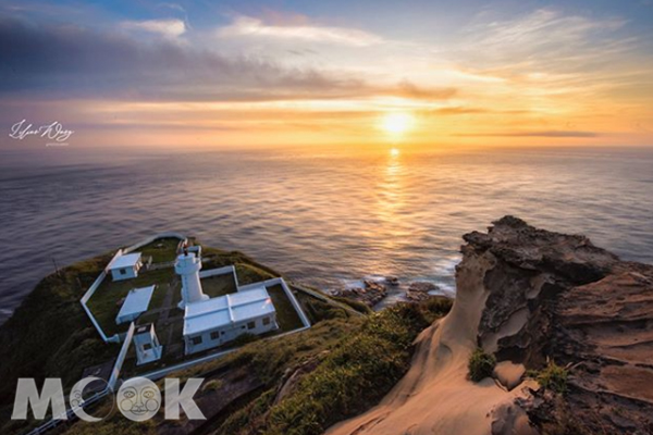 宛如世界盡頭美景！海角燈塔視角絕景盡現